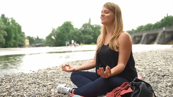Sabine Pusch macht Yoga an der Isar | Bild: BR