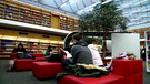 Studierende in der Bibliothek der Universität Tübingen | Bild: BR