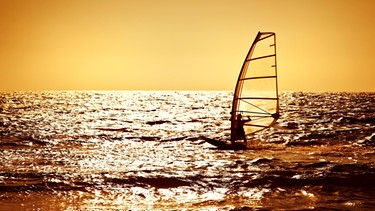 Surfer vor Sonnenuntergang | Bild: colourbox.com
