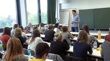 Rainer Schliermann, Professor für Sozialwissenschaften bei einer Vorlesung | Bild: BR
