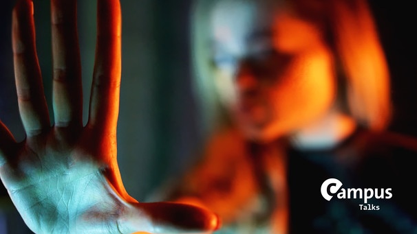 Frau drückt mit einer Hand "Stopp" aus, Symbolbild für einen Vortrag von Prof. Dr. Norbert Nedopil  "Warum Gewalt in unserer Gesellschaft immer seltener wird, und warum wir das nicht glauben!" in Campus Talks mit Logo | Bild: colourbox.com