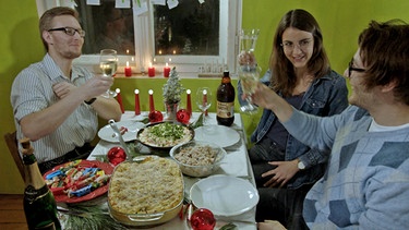 Danil sitzt mit seinen Freunden beim typischen russisch-orthodoxen Weihnachtsmahl | Bild: BR