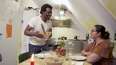 Roger kocht für seine Mitbewohner | Bild: BR