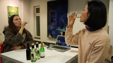 Mirai Matsuura aus Japan und Ailun Chen aus China bei der Online-Weinprobe, ein Premiere organisiert vom International Club Freiburg | Bild: BR