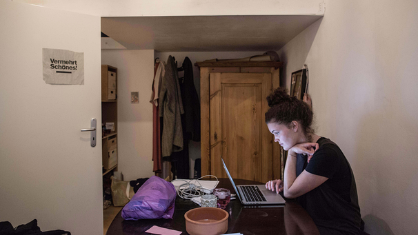 Lea, Studentin an der Hochschule Hannover, sitzt am Schreibtisch in ihrer WG und lernt. Sie kommt aus Österreich und hat zwei Mitbewohnern. | Bild: picture alliance/dpa | Eman Helal