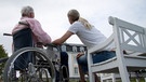 Alter Mann im Rollstuhl mit junger Frau daneben | Bild: colourbox.com