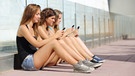 Mädchen mit Smartphones | Bild: colourbox.com
