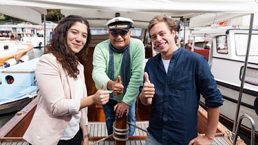 Der Türkei-Check - Merhaba Istanbul (1/3) | Checker Tobi zusammen mit Istanbulexpertin Merve und Kapitän Aytun auf einem Boot in Istanbul. | Bild: BR | megaherz gmbh | Hans-Florian Hopfner