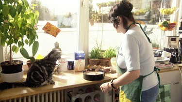 Katze, die Susanne beim Kuchen backen zusieht | Bild: BR/Tellux-Film GmbH