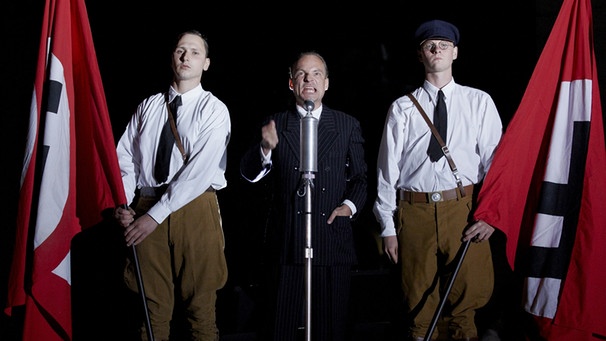 Goebbels (Markus Eberl, Mitte) hält eine Rede | Bild: BR/Markus Schwabenitzky