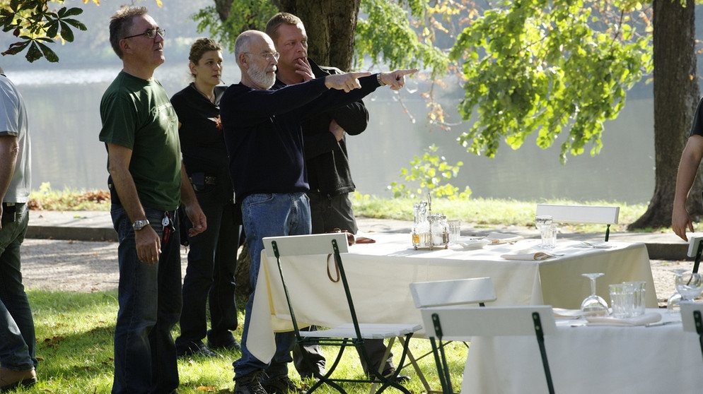 Regisseur Bernd Fischerauer (Mitte) gibt letzte Anweisungen für die Szene am Wannsee. | Bild: BR