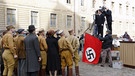 Vorbereitung der nächsten Szene: Thure Riefenstein (rechts) wendet sich in der Rolle als Adolf Hitler ans Volk. | Bild: BR