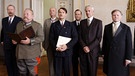 Der Reichspräsident Paul von Hindenburg (Rainer Basedow, 2. von links) verkündet die neue Aufstellung des Kabinetts.  | Bild: BR