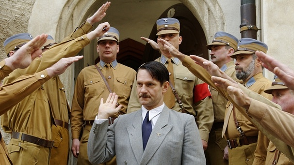 Adolf Hitler (Thure Riefenstein) wird in Berlin empfangen. | Bild: BR