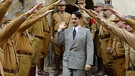 Adolf Hitler (Thure Riefenstein) wird in Berlin empfangen. | Bild: BR