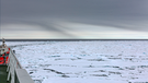 Forschungsschiff Polarstern an der Grenze zwischen Packeis und offenem Wasser. | Bild: Lisa Grosfeld