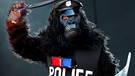Ein Musiker einer Punkband ist als Gorilla in Polizeiuniform verkleidet | Bild: picture-alliance/dpa