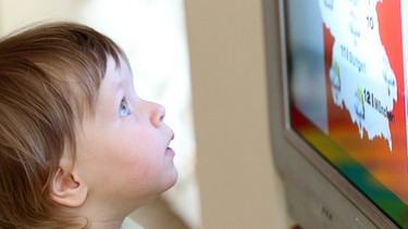 Kind blickt in den Fernsehbildschirm. | Bild: picture-alliance/dpa