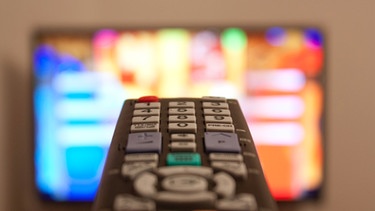 Fernseher und Fernbedienung | Bild: colourbox.com