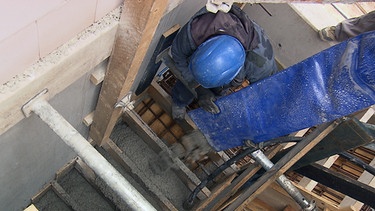 Hochbaufacharbeiter/-in mit Schwerpunkt Beton- und Stahlbetonbauarbeiten | Bild: BR