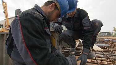 Hochbaufacharbeiter/-in mit Schwerpunkt Beton- und Stahlbetonbauarbeiten | Bild: BR