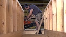 Holzmechaniker - Bauelementen, Holzpackmitteln und Rahmen | Bild: BR
