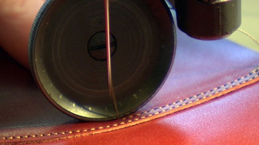 Fachkraft für Lederverarbeitung | Bild: BR