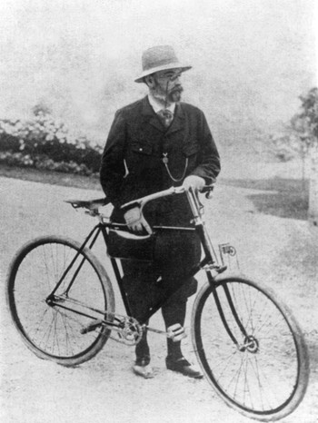 Emile Zola während seines Exils in London mit einem Fahrrad | Bild: picture-alliance/dpa
