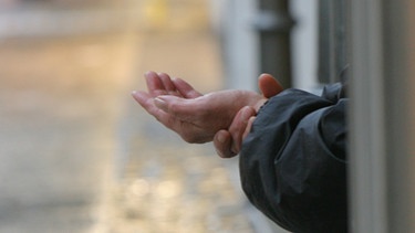 Ein Bettler streckt die Hand aus | Bild: picture-alliance/dpa