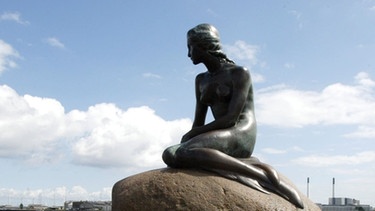Die kleine Meerjungfrau vor Kopenhagen | Bild: picture-alliance/dpa