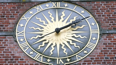 Uhr einer Kirche mit Römischen Zahlen auf dem Zifferblatt | Bild: picture-alliance/dpa