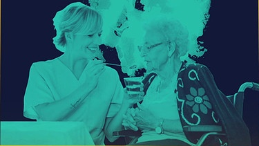 Pflegerin füttert Seniorin im Rollstuhl | Bild: BR