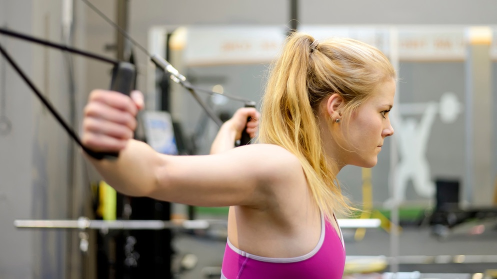 Frau trainiert im Fitnesscenter. | Bild: colourbox.com