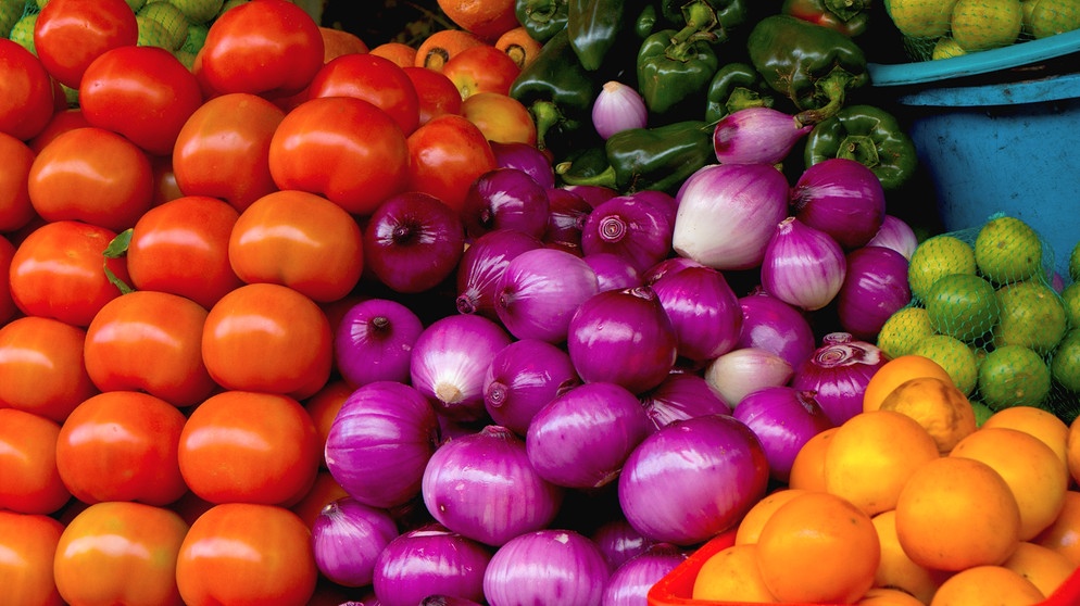 Frisches Gemüse: Tomaten, Zwiebeln, Orangen, etc. | Bild: colourbox.com