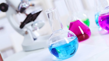 Glasbehälter mit Flüssigkeiten in einem Labor. | Bild: colourbox.com