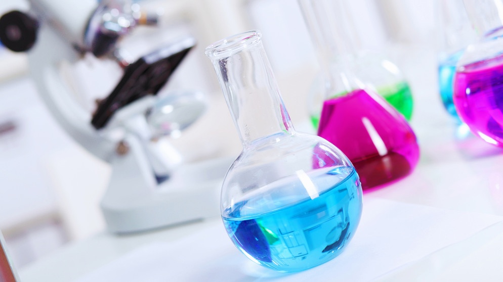 Glasbehälter mit Flüssigkeiten in einem Labor. | Bild: colourbox.com