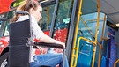 Rollstuhlfahrerin vor Bus | Bild: colourbox.com