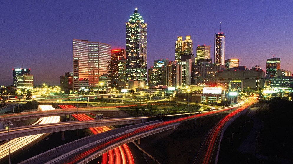 Stadtansicht von Atlanta bei Nacht | Bild: picture-alliance/dpa