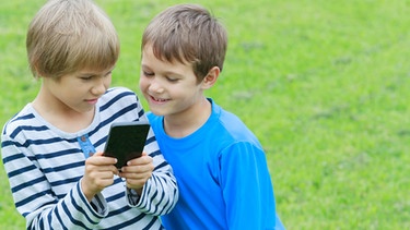 Zwei Jungen schauen auf ein Smartphone | Bild: picture-alliance/dpa