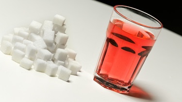 Zuckerwürfel, Limonade im Glas | Bild: picture-alliance/dpa