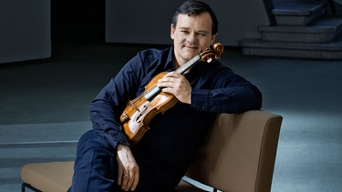 Frank Peter Zimmermann mit Geige | Bild: Irène Zandel