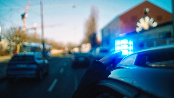 Blaulicht auf einem zivilen Polizeifahrzeug | Bild: BR