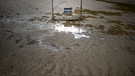 Von Überschwemmung verwüsteter Fußballplatz | Bild: picture-alliance/dpa