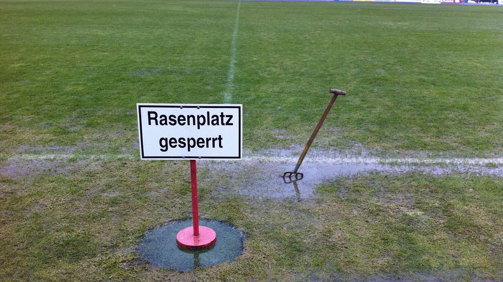 Gesperrter Fußballplatz | Bild: picture-alliance/dpa