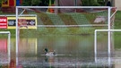 Überschwemmter Fußballplatz | Bild: picture-alliance/dpa