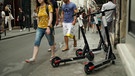E-Scooter stehen auf einem Bürgersteig | Bild: BR