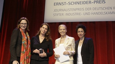 Bettina Schausten, Sabina Wolf, Birgit Kappel und Dunja Hayali bei der Preisverleihung | Bild: Jens Schicke