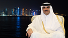 Emir Tamim bin Hamad Al Thani vor Skyline von Katar | Bild: picture alliance / DPPI media / AA; Montage: BR