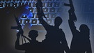 Schattenumrisse bewaffneter Kämpfer vor Händen auf Computertastatur | Bild: picture-alliance/dpa