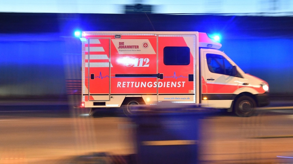 Rettungswagen fährt mit Blaulicht zu einem Einsatzort. | Bild: dpa-Bildfunk/Boris Roessler
